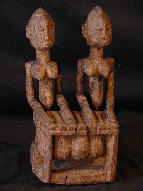 Figurenpaar am Balafon